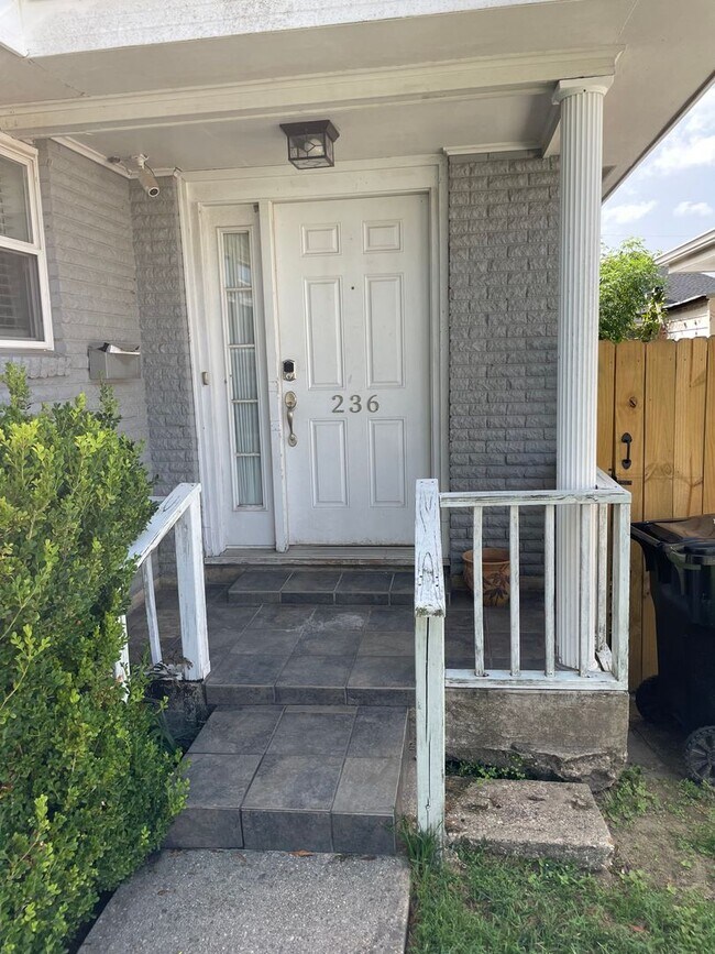 Photo - 2BD/1BA in Lakeview, with Driveway and Private Backyard