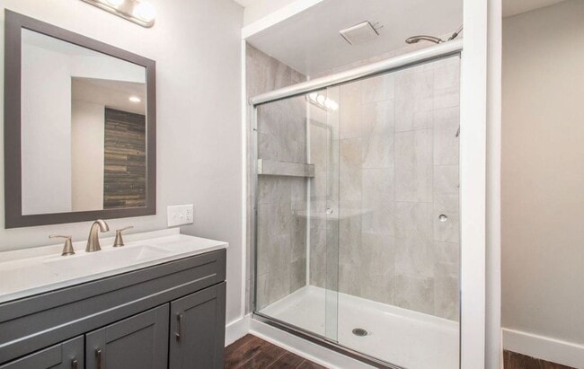 Baño del primer piso - 727 W Grove St