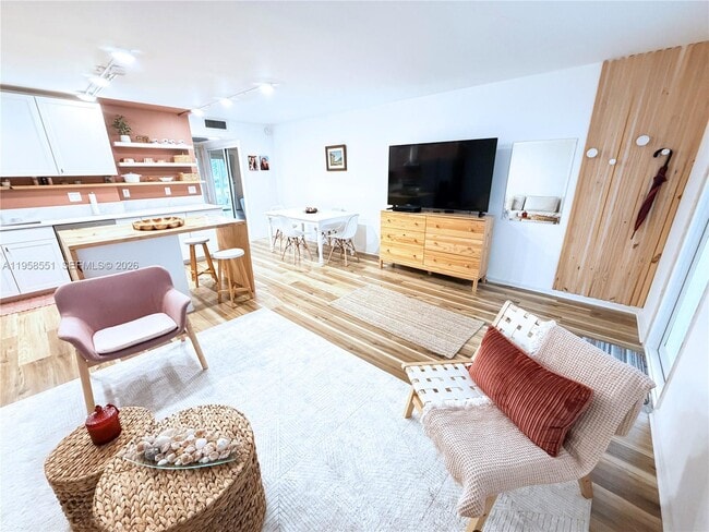 Building Photo - 2130 Cambridge F Unit 213o