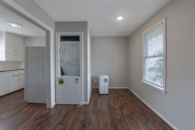 Photo - 128 E 23rd St