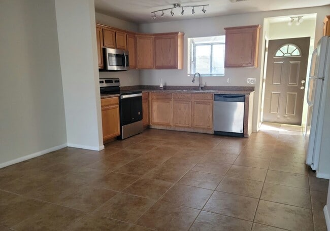 Photo - Clean 2 Bed 2 Bath Town home with private yard in Central Phoenix! Gated Community! Move-in Speci...