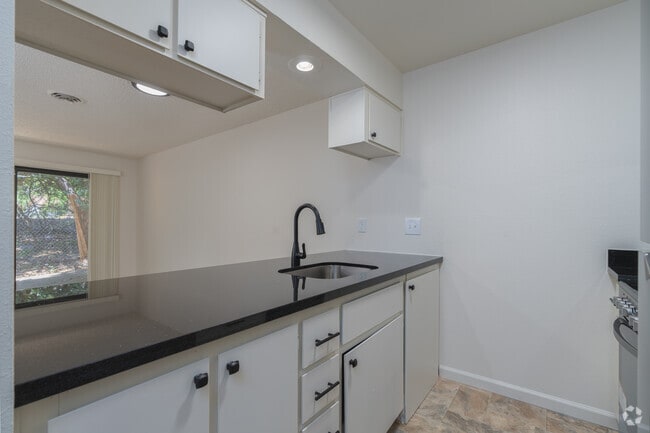 2BR, 1BA - 650SF - Kitchen