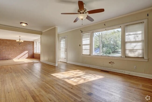 Building Photo - 211 Oak Leaf Dr Rental