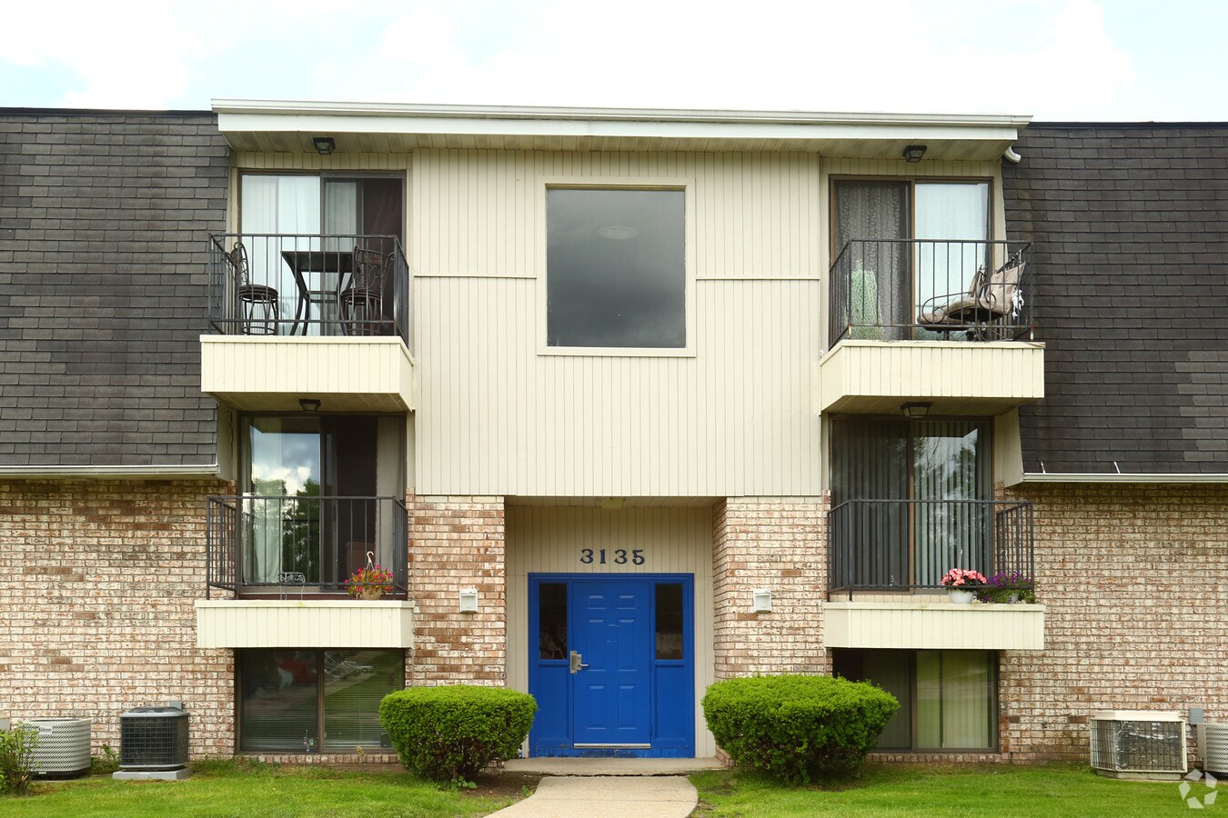 Building - Baypointe Apartments
