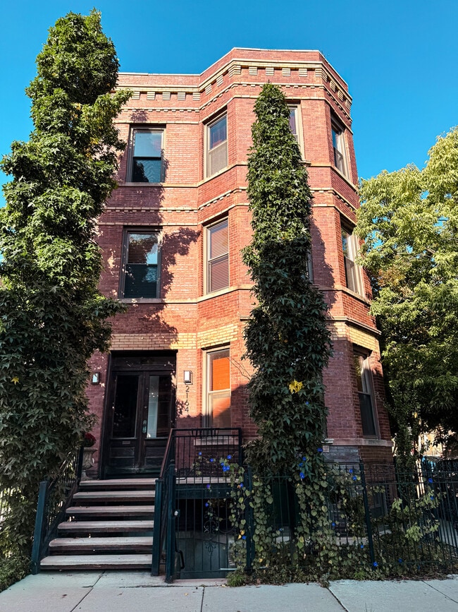 Building Photo - 2164 N Oakley Ave Unit 3 Rental