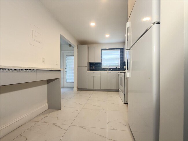 Photo - 605 S State Rd 7 Unit 1D