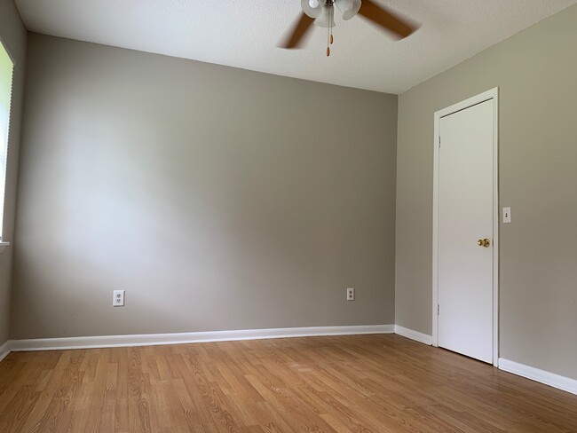 Photo - 812 Robin Hood Trail