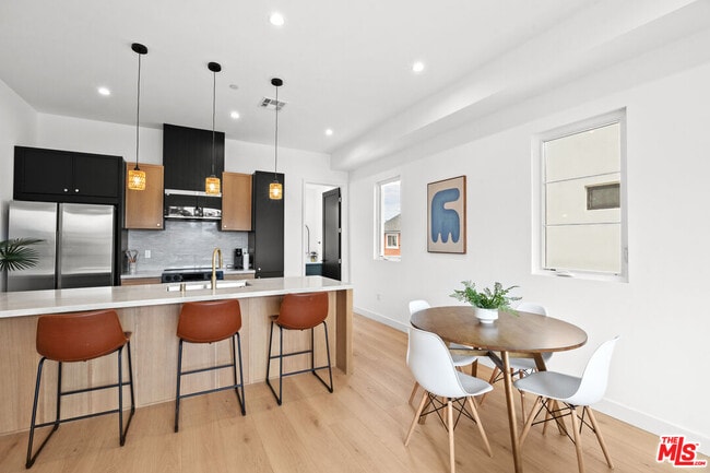 Photo - 2324 S Dunsmuir Ave