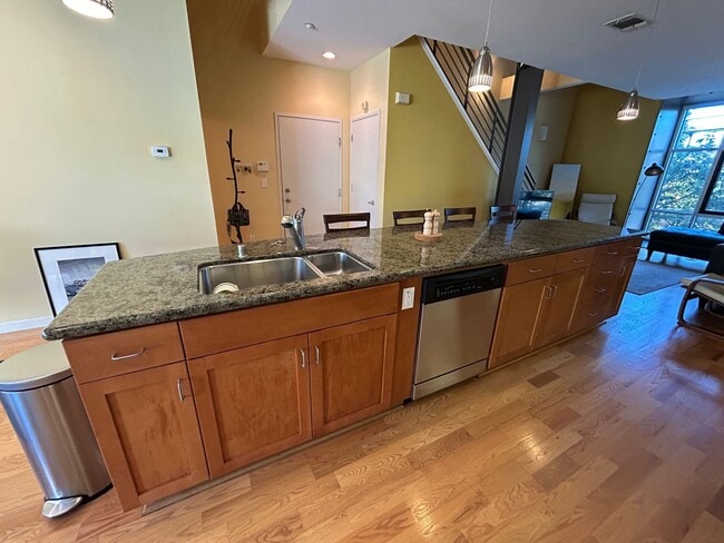 Photo - $1,000 OFF FIRST MONTH'S RENT!! Spacious 3 bedroom / 2.5 Bath Apartment in Emeryville, CA.