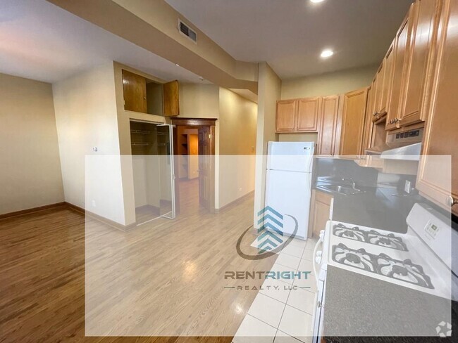 Building Photo - 1357 N Ashland Ave Rental