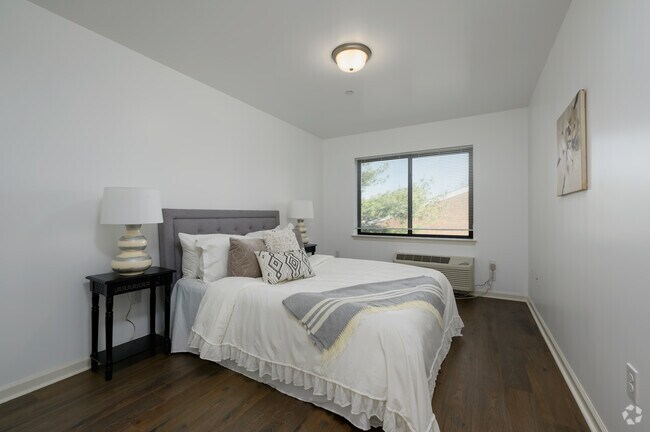 2BR, 2BA - 987SF Main Bedroom