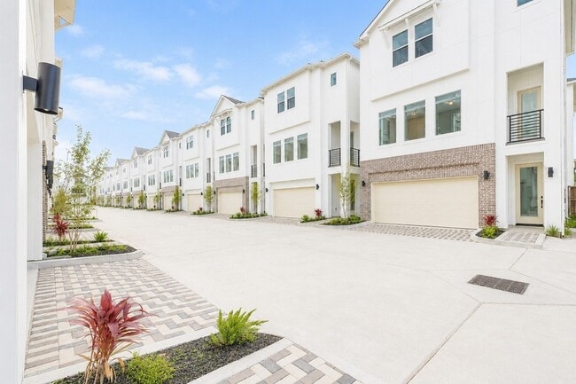 Building Photo - 8315 Brecha Ln