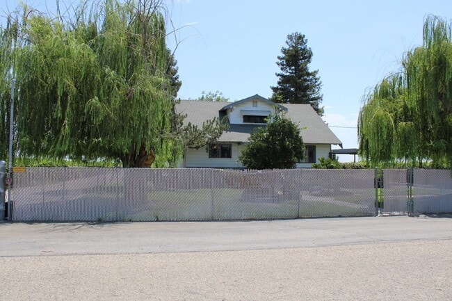 Photo - 3214 S Leonard Ave