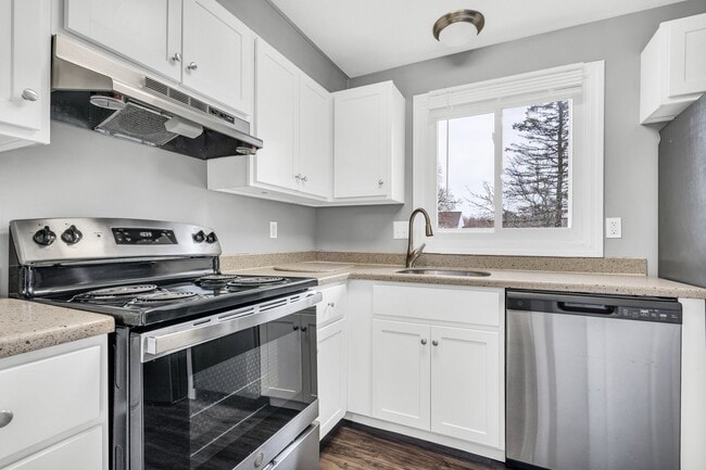 Cocina renovada con electrodomésticos modernos - Tamarlane Apartments, LLC