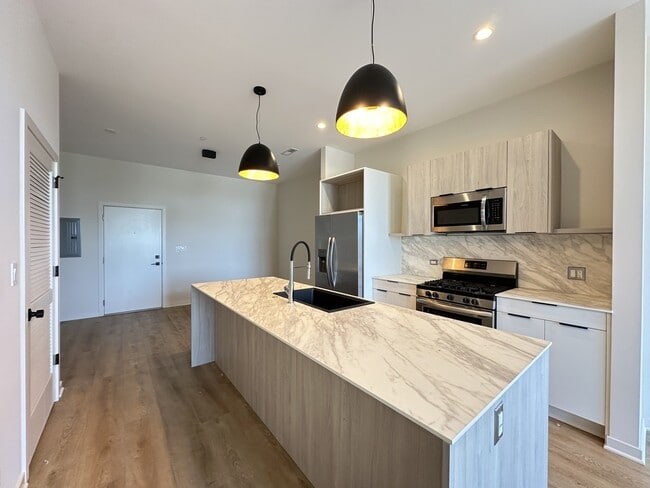 Photo - 6340 W Belmont Ave Unidad A03W