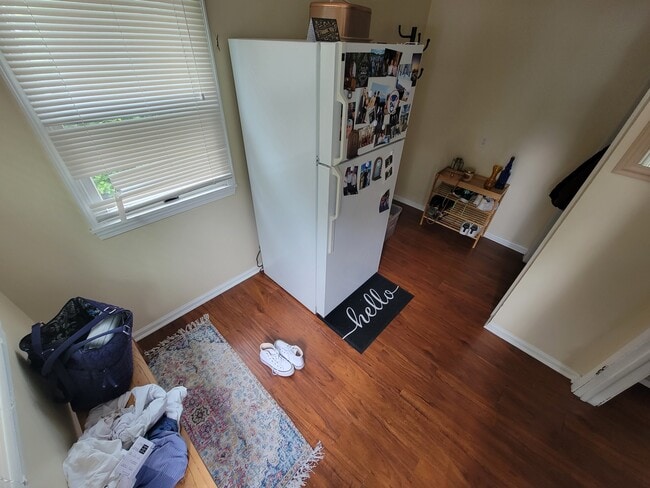 Photo - 450 Linden Ave Unidad Right or West