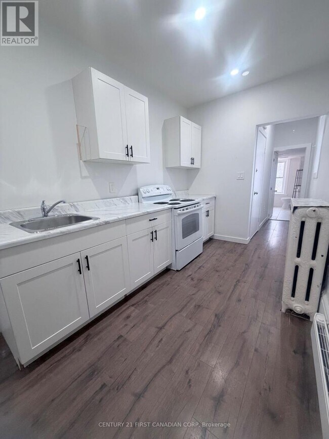 Photo - 411 Main St S