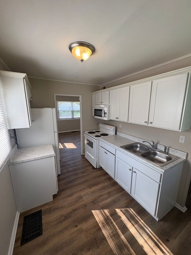 Photo - 925 W Willow Ln