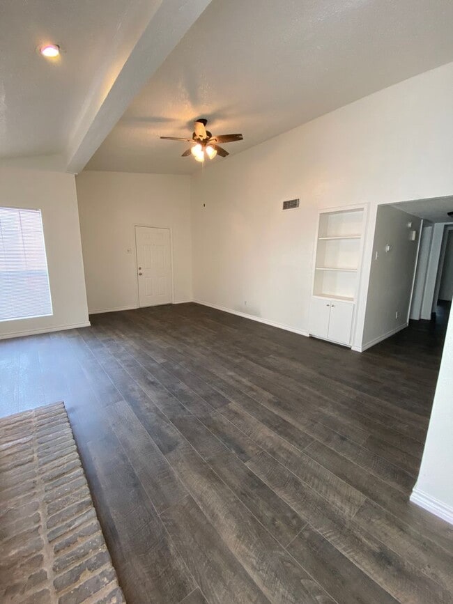 Photo - UT PRE-LEASE: 3 bed/2 bath Condo w/ Fireplace, Cathedral Ceilings in bedrooms