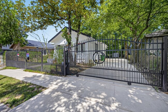 Photo - 422 N Hutcheson St
