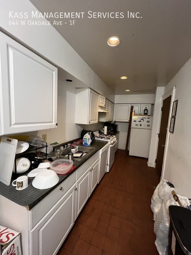 Building Photo - 644 W Oakdale Ave Unit 1F