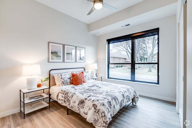 2BR, 2BA - 935SF