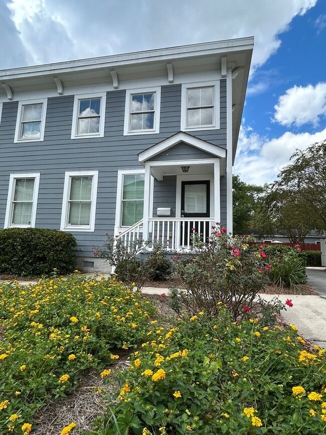 Building Photo - Charming 3 Bedroom/2 Bathroom with off str...