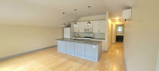 Building Photo - 115 W Market St Rental