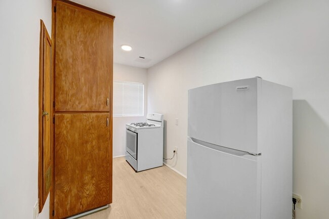 Photo - 10906 Santa Monica Blvd Unit 04A