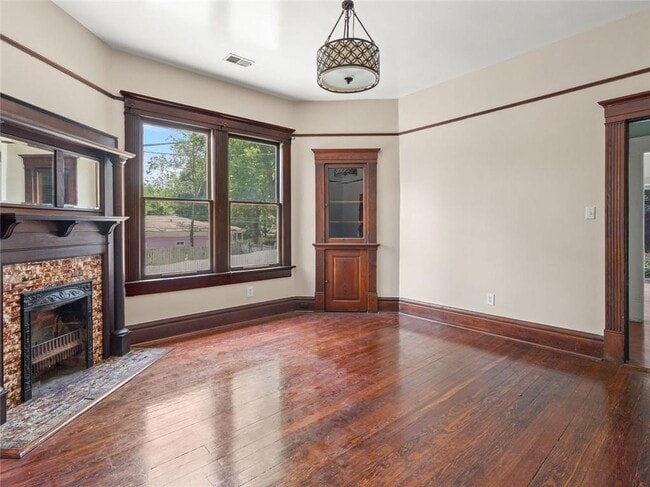 Photo - 487 Boulevard SE