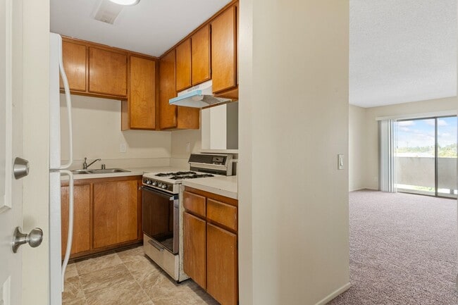 Building Photo - 1070 Loma Ave Rental