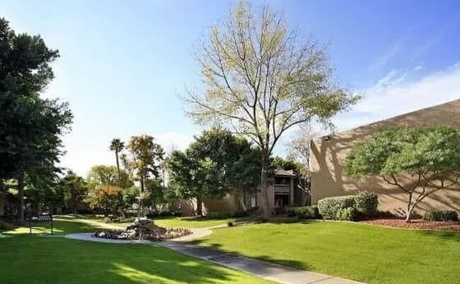 Photo - 3825 E Camelback Rd Unidad 223