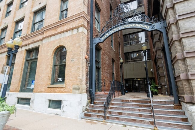 Building Photo - 308 W 8th St Rental