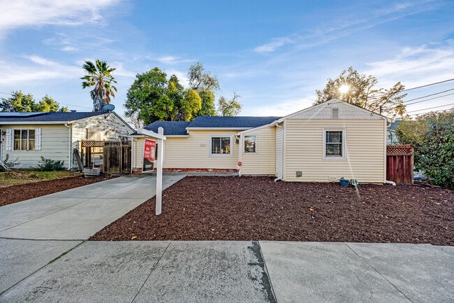 Building Photo - 2438 Upland Dr