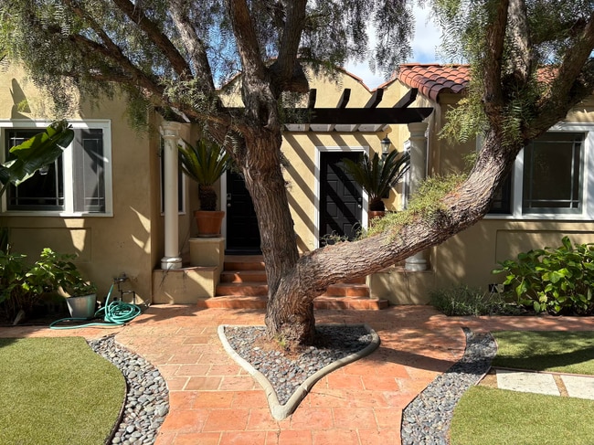 Building Photo - 919 Havenhurst Dr Unit 919
