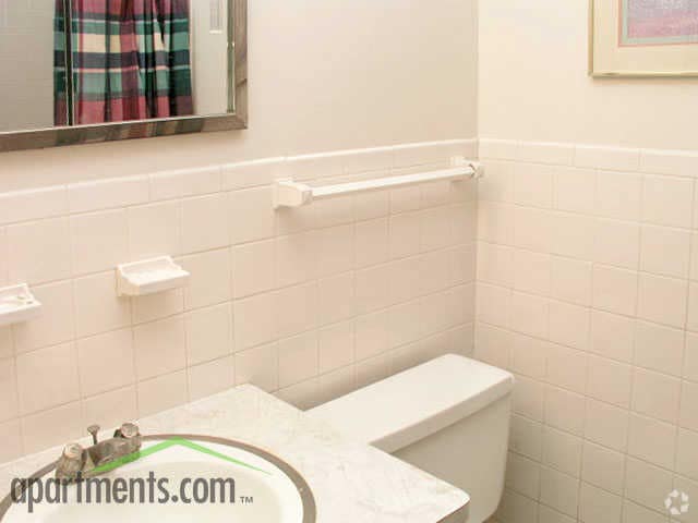 Primer cuarto de baño - Fine Living at Aquila Park & Royal Park