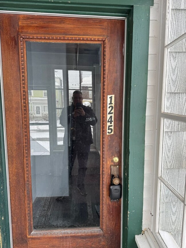 Building Photo - 1245 W 9th St Unit 1245 W 9th St - 2nd Fl