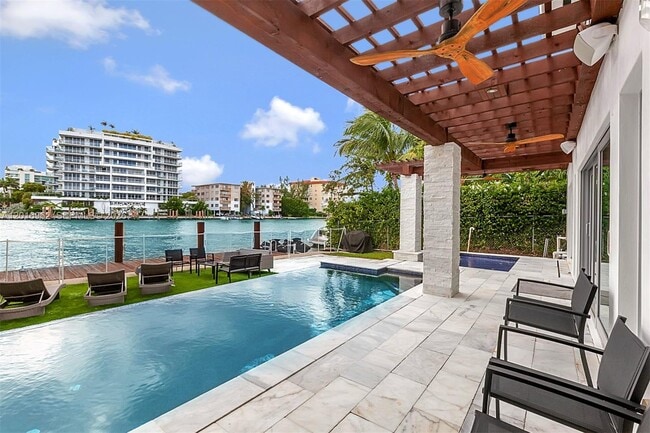 Building Photo - 9380 Bay Dr