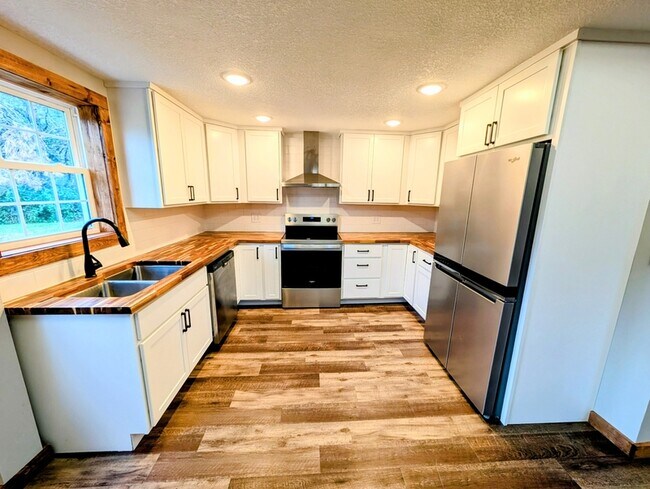 Photo - 230 Langstraat Ln