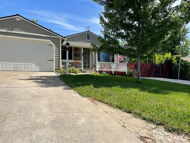 Building Photo - Charming & Unique Fair Oaks Home with Deta...