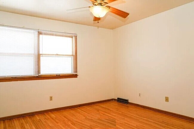 Photo - 3237 Douglas Dr N