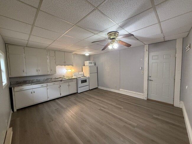Building Photo - 1 Bedroom Upper Unit Apt 3