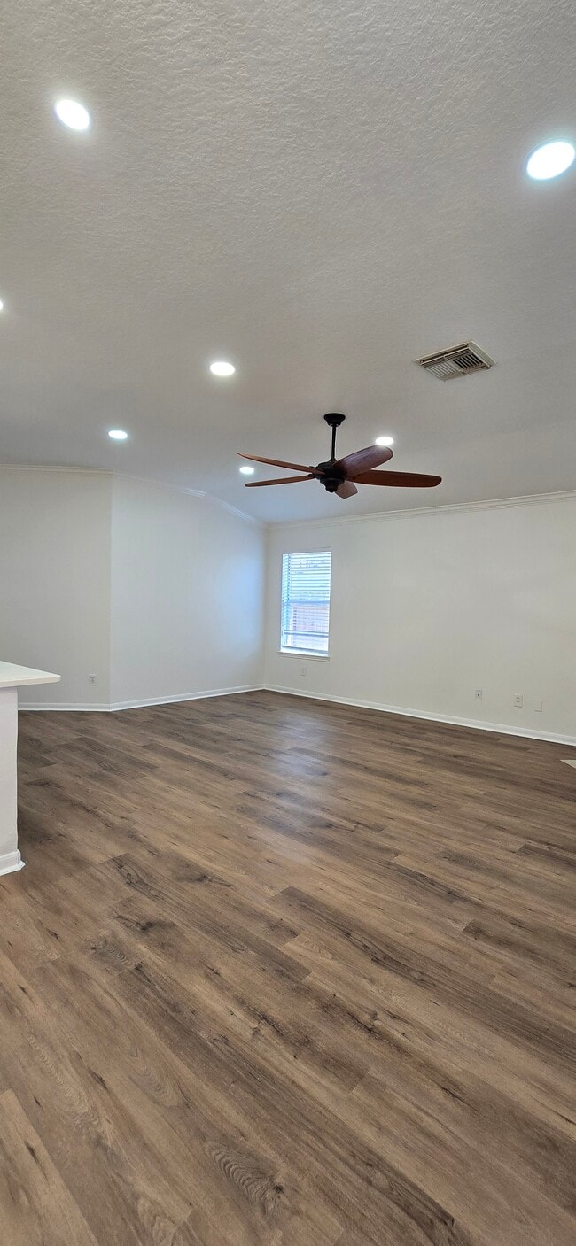 ÁREA DE SALA DE ESTAR - 25315 Sierra Woods Ln