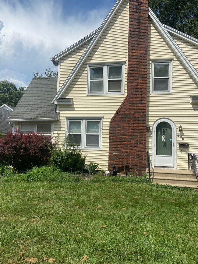 Building Photo - 906 Elmwood Ave Rental