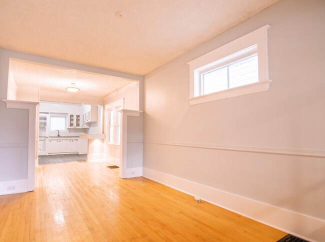 Photo - 2061 Queen St