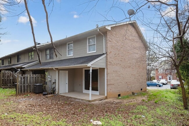Photo - 2 Bedroom 2.5 Bath End Unit Townhouse in Fredericksburg
