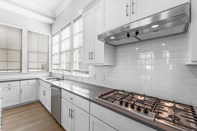 Photo - 633 Dalton Ln