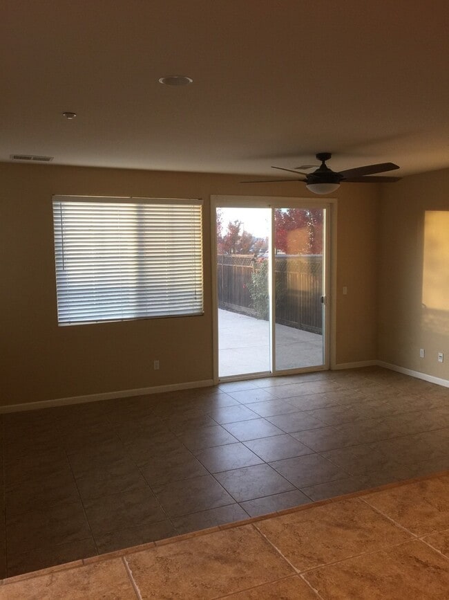 Photo - Great Lincoln Crossing Location, walk to Starbucks and More!