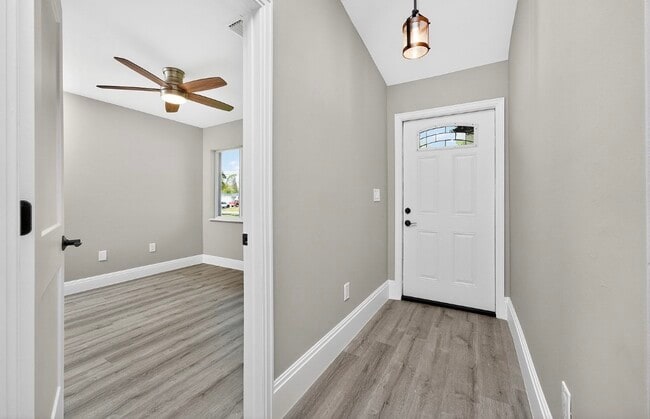 Photo - 2090 Como St