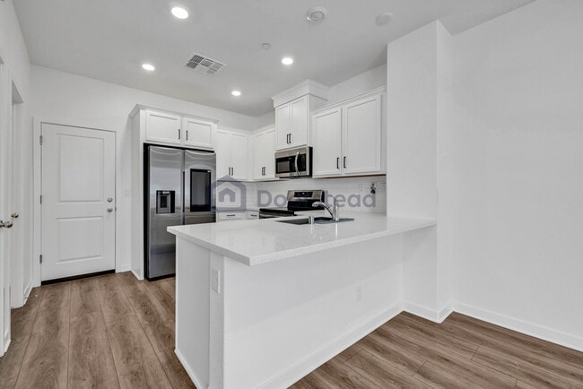 Photo - 5301 E Commerce Way Unidad 76103 Rental